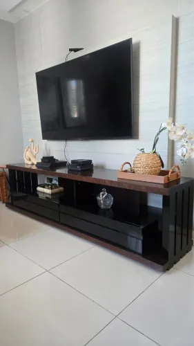 Rack para TV Premium - Laca Preta e Madeira Maciça/MDF Nobre (Excelente Estado)