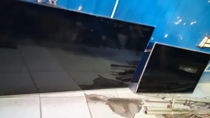 Vendo 2 tvs para retirada de peças