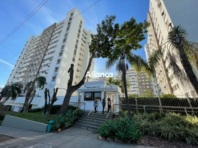 Apartamento para alugar com 2 dormitórios e vaga de carro coberta no Bairro Passo Da Areia