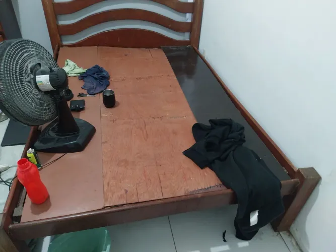 Cama de madeira legítima.