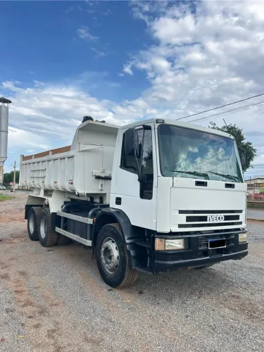 CAMINHÃO CAÇAMBA C/LEQUE IVECO 230e ANO 2011