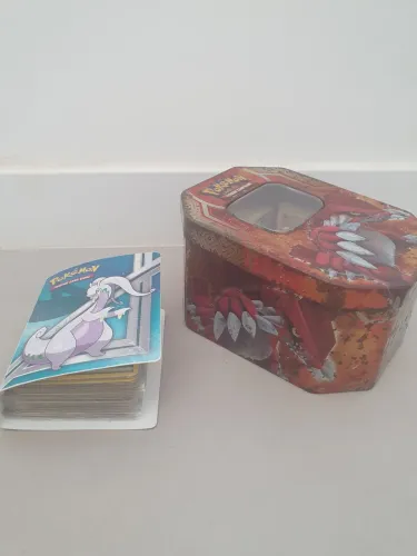 Cartas Pokémon + Lata Colecionável (com Pikachu) - Lote Completo