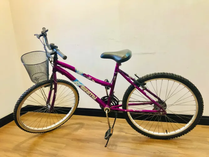 Bicicleta aro 26, 21 velocidades, com quadro baixo