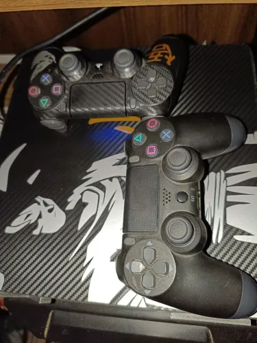 Playstation 4 fat 1 TB com 2 controles,capa ant poeira suporte e o jogo god of war
