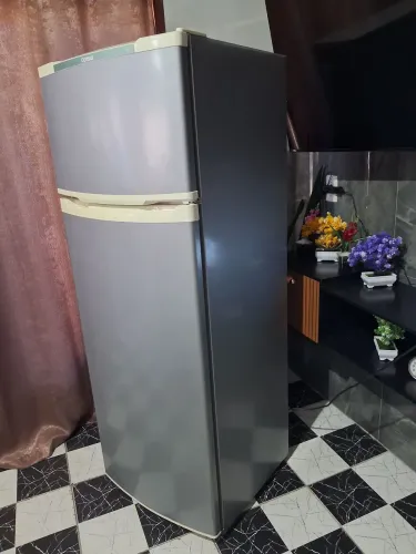 Vendo geladeira 370 litros plotada de prata funcionando 100% $780 reais e intrego 