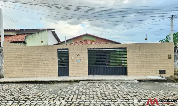 Casa em Nova Parnamirim, 3 suítes, churrasqueira, lado da sombra, 158m².
