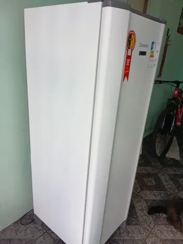 Vendo Geladeira com menos de um ano de uso.