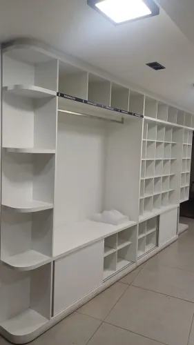 Instalação para loja de roupas. Está em uma loja de aprox.50m² de 28.000,00 x 8.900,00