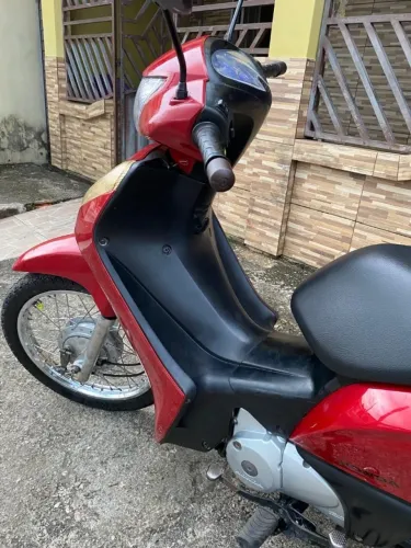 Moto Honda biz ES 125 vermelha 