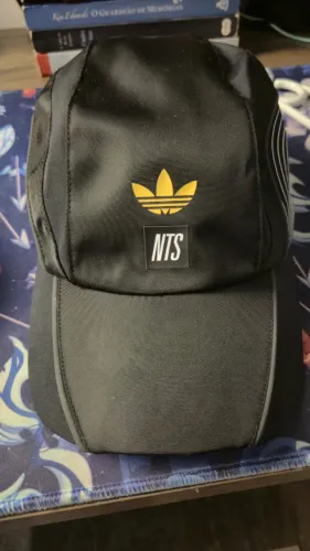 Boné adidas NTS Londres (importado)