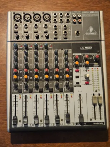 Mesa de Som Behringer XENYX 1204USB