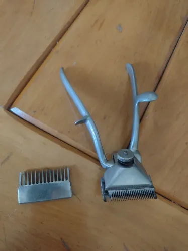 antiga máquina manual de cortar cabelo E.S.F. Juwel, de fabricação alemã.