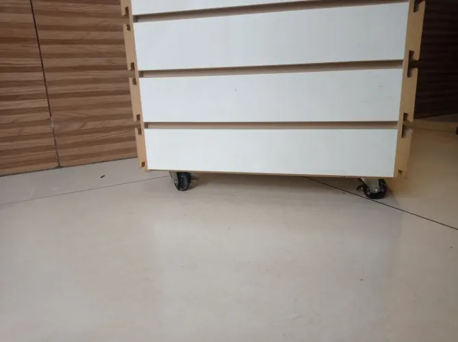 EXPOSITOR TORRE EM MDF COM RODAS