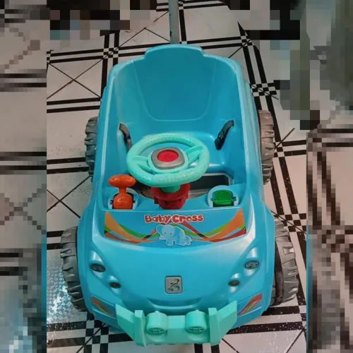 Vendo um carinho de passeio pra menino seminovo poucas vezes usando $200<br>