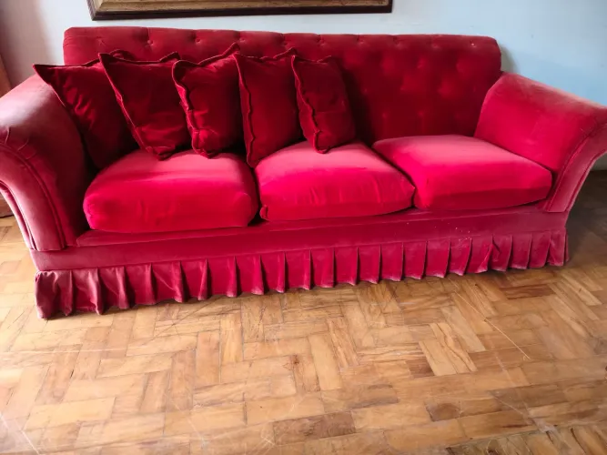 Sofá Antigo de Veludo Vermelho. 220 X 100