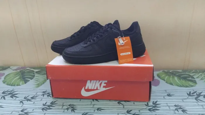 Tenis Escolar Preto AF1- Acompanha Cadarço Preto, Cadarço Branco e um Enfeite Dourado
