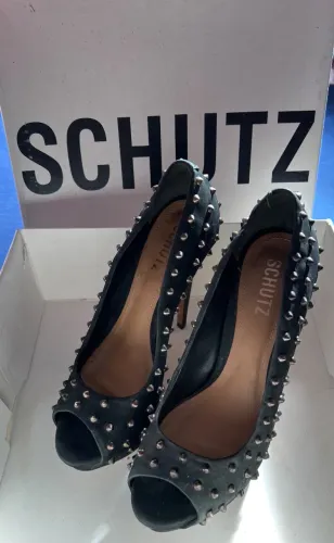 Peeptoe Schütz com tachas