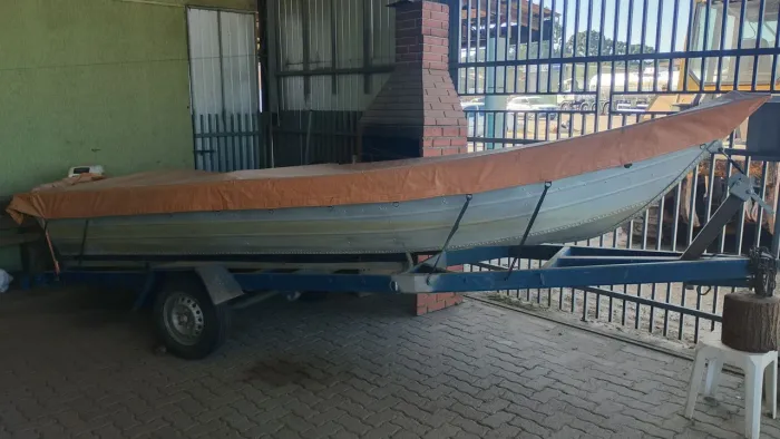 Barco 5 metros em perfeitas condições 