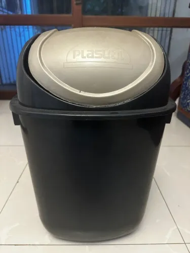 Lixeira grande preta 32 litros úteis