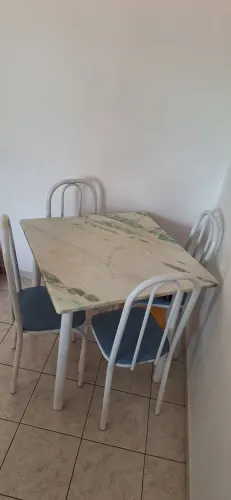 Mesa de mármore com quatro cadeiras 