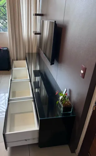 Rack com Painel Planejado, MDF marrom e Rack preto laqueado