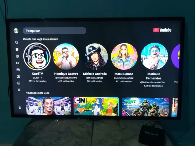 Tv 40 polegadas smart, acompanha o cabo de internet e o aparelho 
