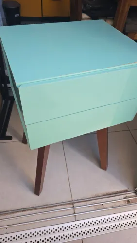 Mesa de cabeceira retrô em bom estado