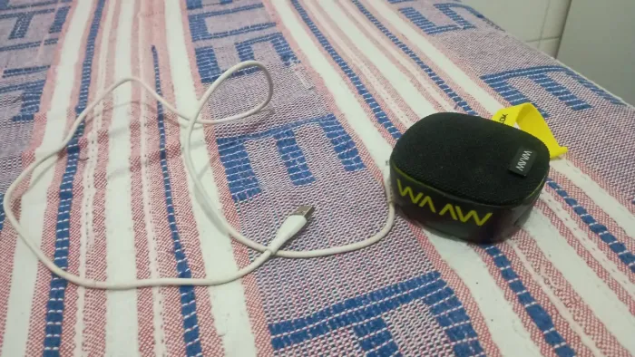 Caixa de som WAAW ME 100SB + Cabo Micro USB (Com bastante avarias, leia o anúncio)