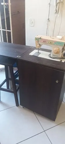 Máquina de costura Singer bobina mágica facilita com gabinete 127w