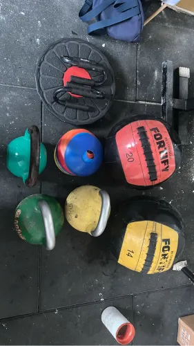 3 kettlebell (16,20,24kg) 2 wallball Cones Prancha de equilíbrio Apoio para flexão
