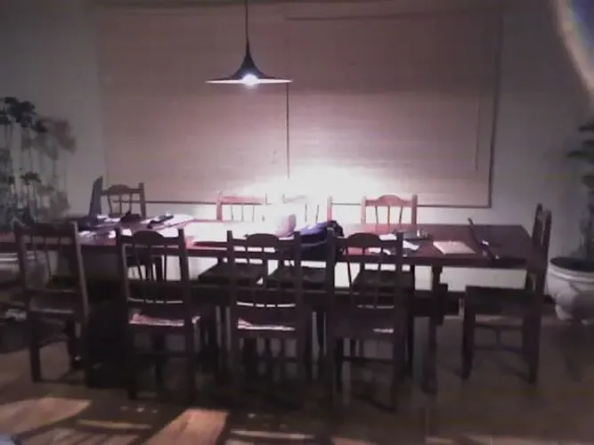 Mesa de jantar com aparador em madeira nobre