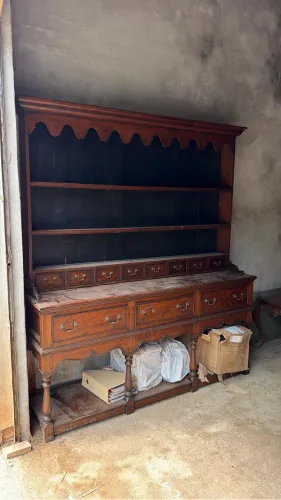 móvel antigo em madeira maciça, estilo louceiro/buffet,
