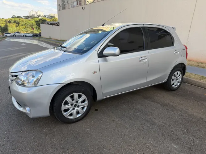Toyota Etios XS 1.3 Flex 16V 5P Mec. 2013