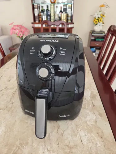 Air Fryer Mundial 1.500W na caixa sem uso