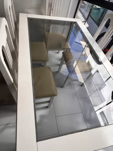 Mesa de jantar 6 lugares com 4 cadeiras