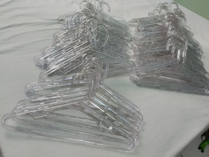 Cabides infantis acrílico transparente grosso com gancho.