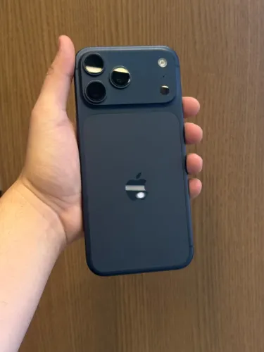 iPhone 17 Pro Max azul com apenas 4 ciclos de bateria