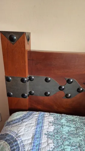 Cama casal medieval. Madeira maciça. Com detalhes em ferro. Preço 2.000,00