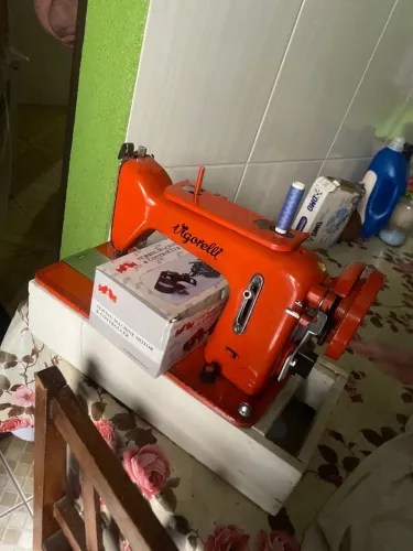 Vende-se máquina de costura