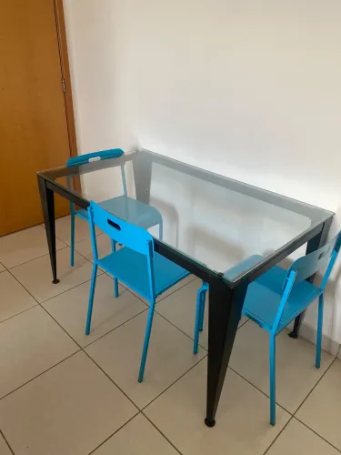 Mesa de vidro com pé metálico (130x75x75)