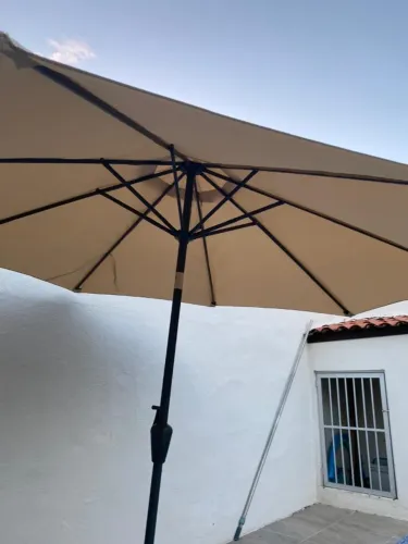 Guardasol para piscina ou jardim bege usado em estado de novo com base