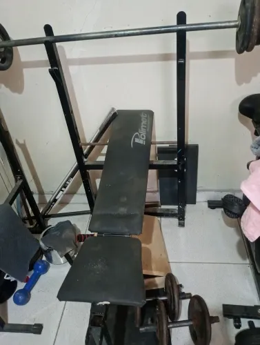 Mesa supino com uma barra e 20 kg de anilhas 320 pra sair rápido sem mais descontos 