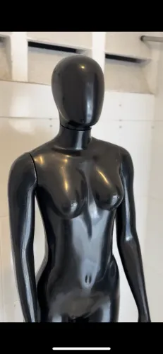 Manequim feminino preto