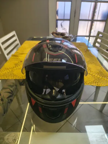 Capacete Peels escamoteado