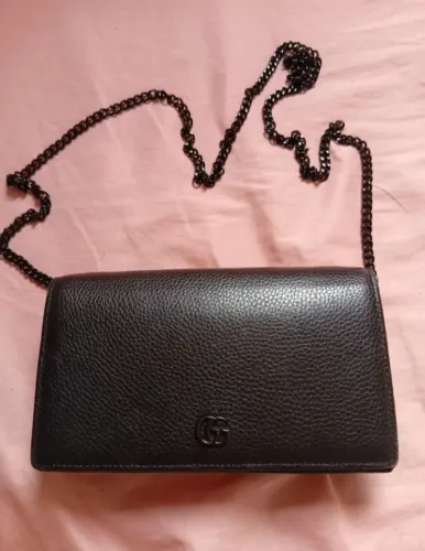 Carteira Gucci GG Marmont Leather Chain preta com ferragens escuras