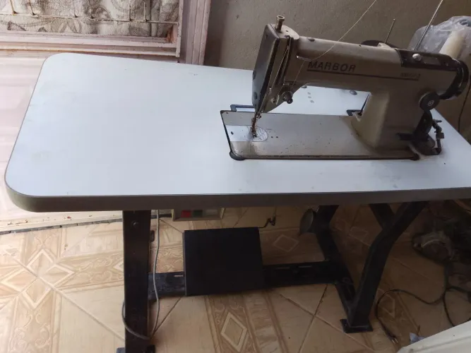 Vende se Máquina de custura industrial, mil pontos por minuto, em perfeito funcionamento 