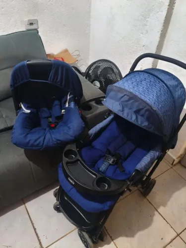 Carrinho de bebe com bebê conforto marca cosco 