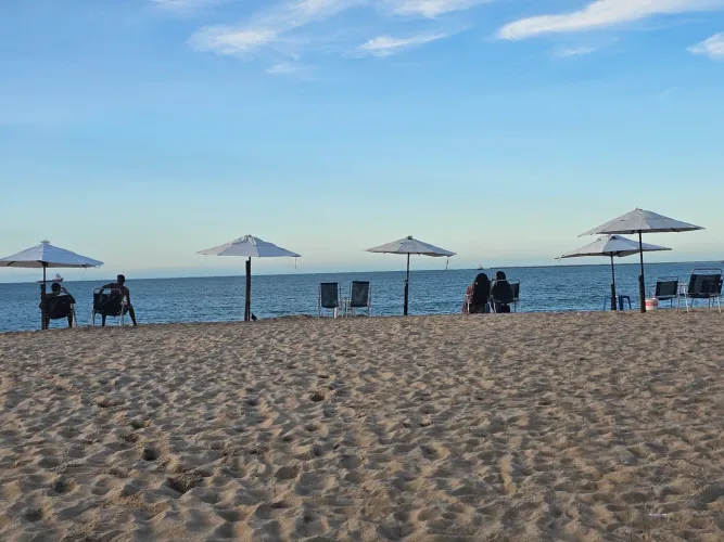 Precisa de ajudante pra trabalha na praia leia a descrição