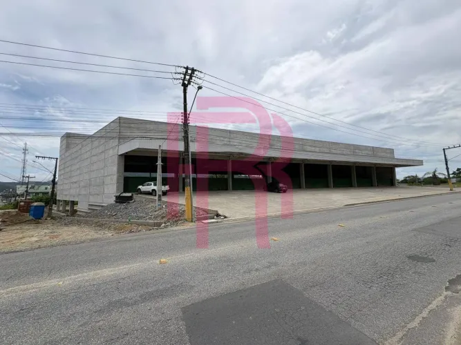 Galpão com 2.600m² para locação anual em Camboriú.