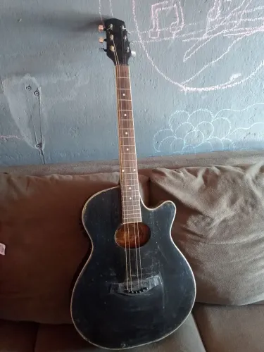 Vendo violão elétrico em bom estado. 